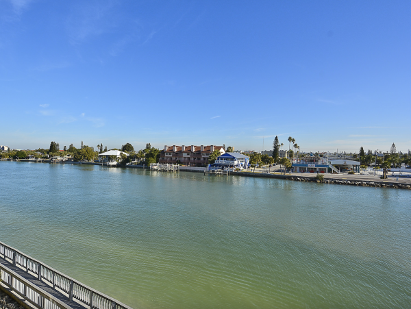 Luxurious Bayfront Condo Steps to beach